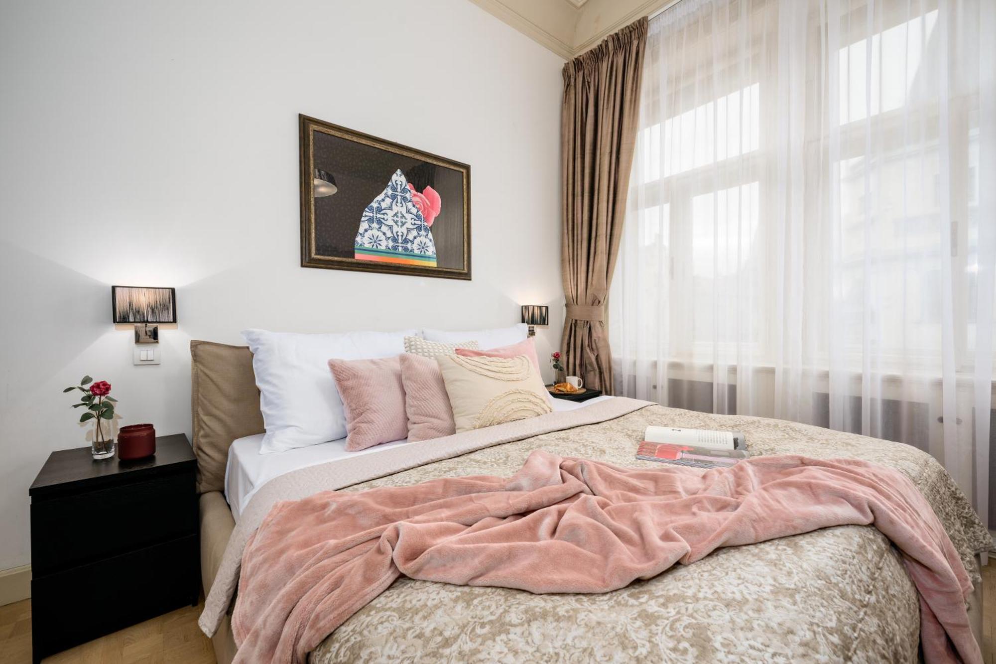Days - 1min Old Town Square - 1bdr - Parizska Street Daire Prag